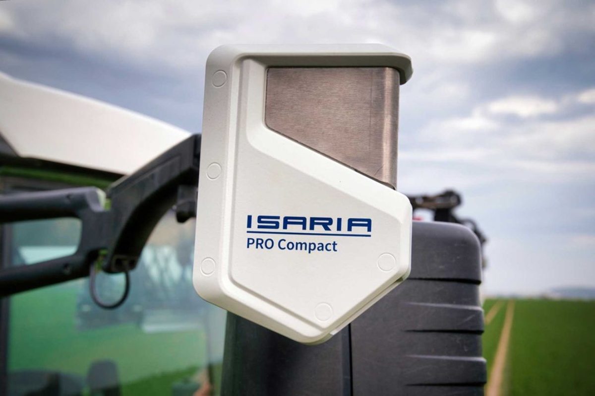 Un sensore Isaria Pro Compact montato sullo specchietto retrovisore del trattore